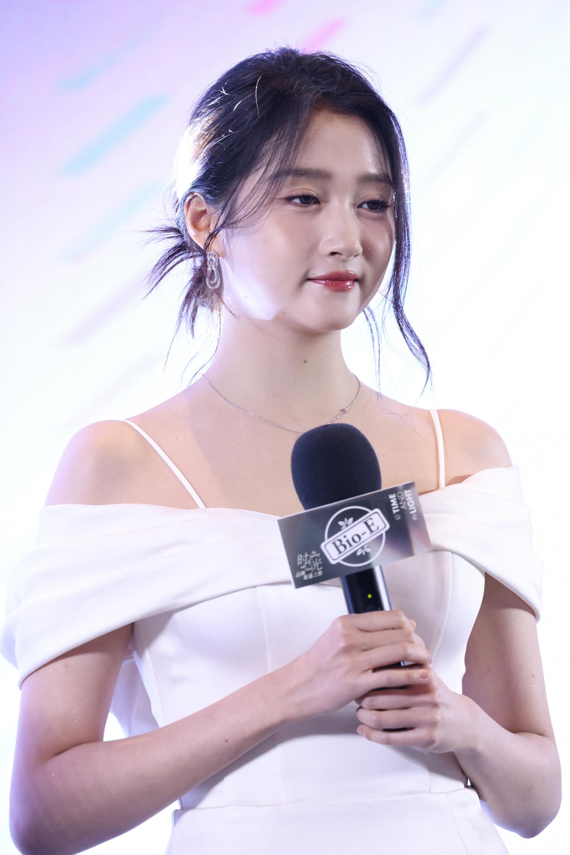 关晓彤左侧脸漏香肩现场生图照[3]